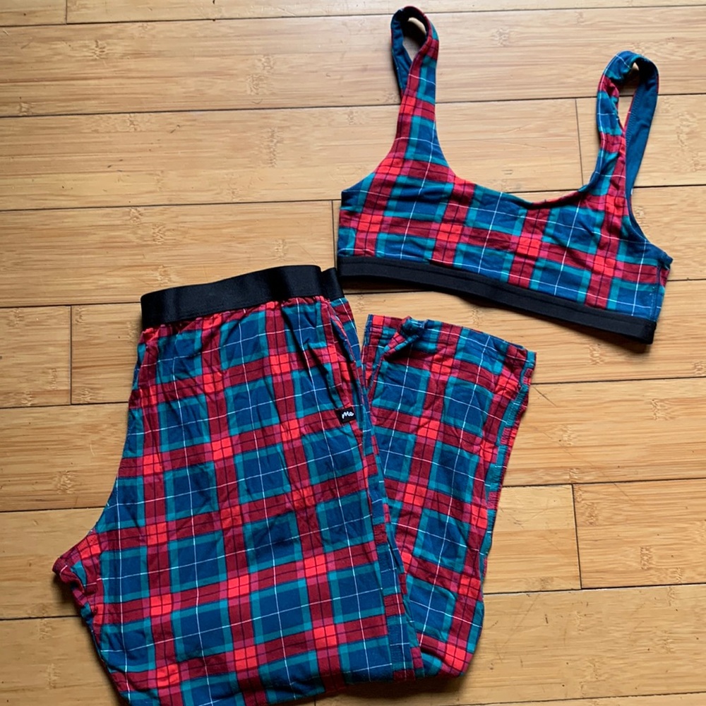 MeUndies holiday set. Comes with lounge pant and bra.